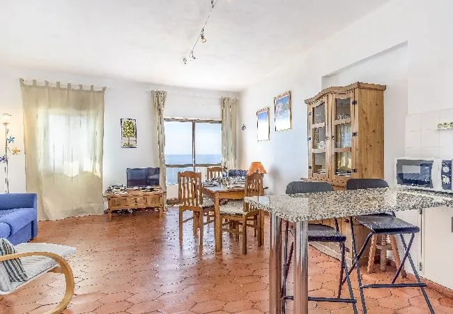 Una luminosa sala-comedor de planta abierta con una mesa de comedor de madera.