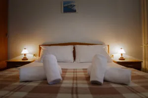Representative hotel space: A bedroom with a bed, bedside tables, and matching lamps.