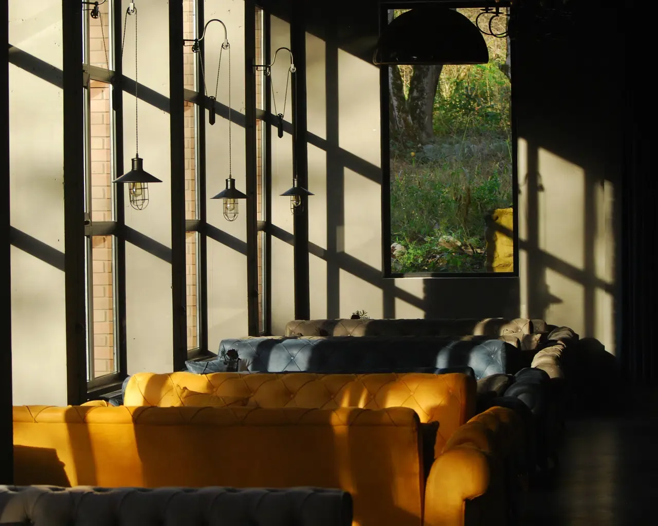 Espacio representativo del hotel: Un salón iluminado por el sol, con asientos y ventanas altas.