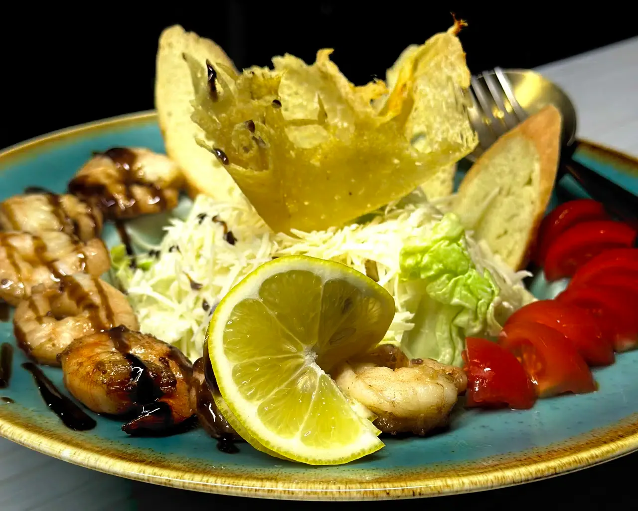 Espacio representativo del hotel: Una ensalada de pollo a la parrilla está acompañada de limón y verduras frescas.