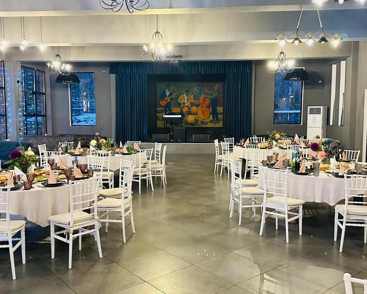 Espacio representativo del hotel: Un salón de banquetes con mesas redondas alrededor de un espacio central despejado.