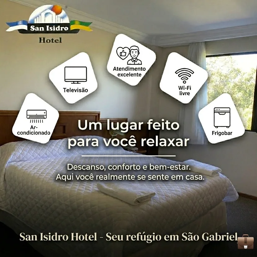 Espacio representativo del hotel: Un dormitorio de hotel con una cama junto a una ventana iluminada.