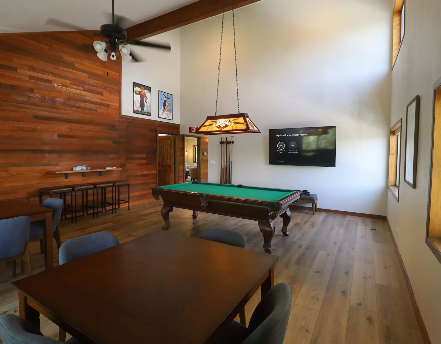 Zona común: Sala de recreación con una mesa de billar y una mesa de comedor.