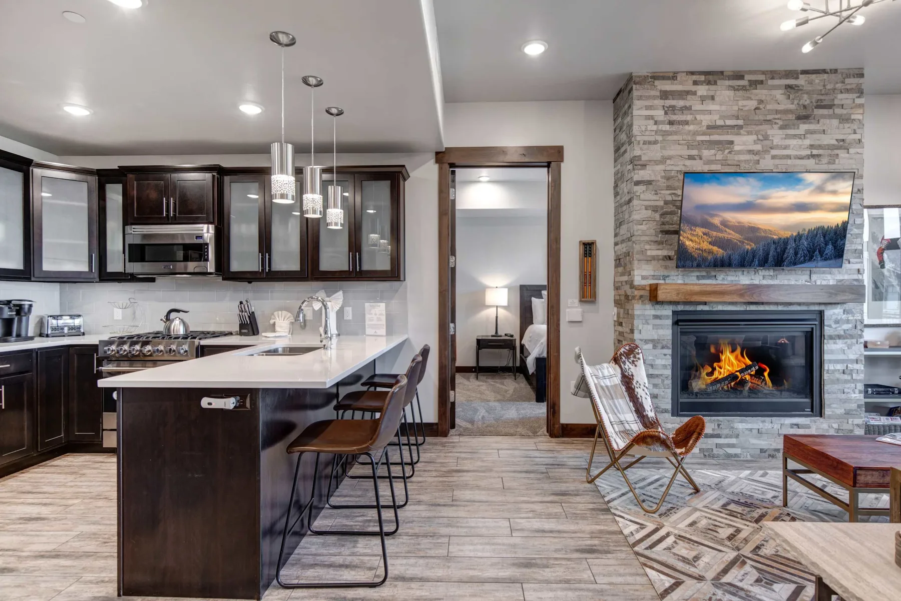 Una cocina abierta y zona de estar con una isla grande y chimenea.