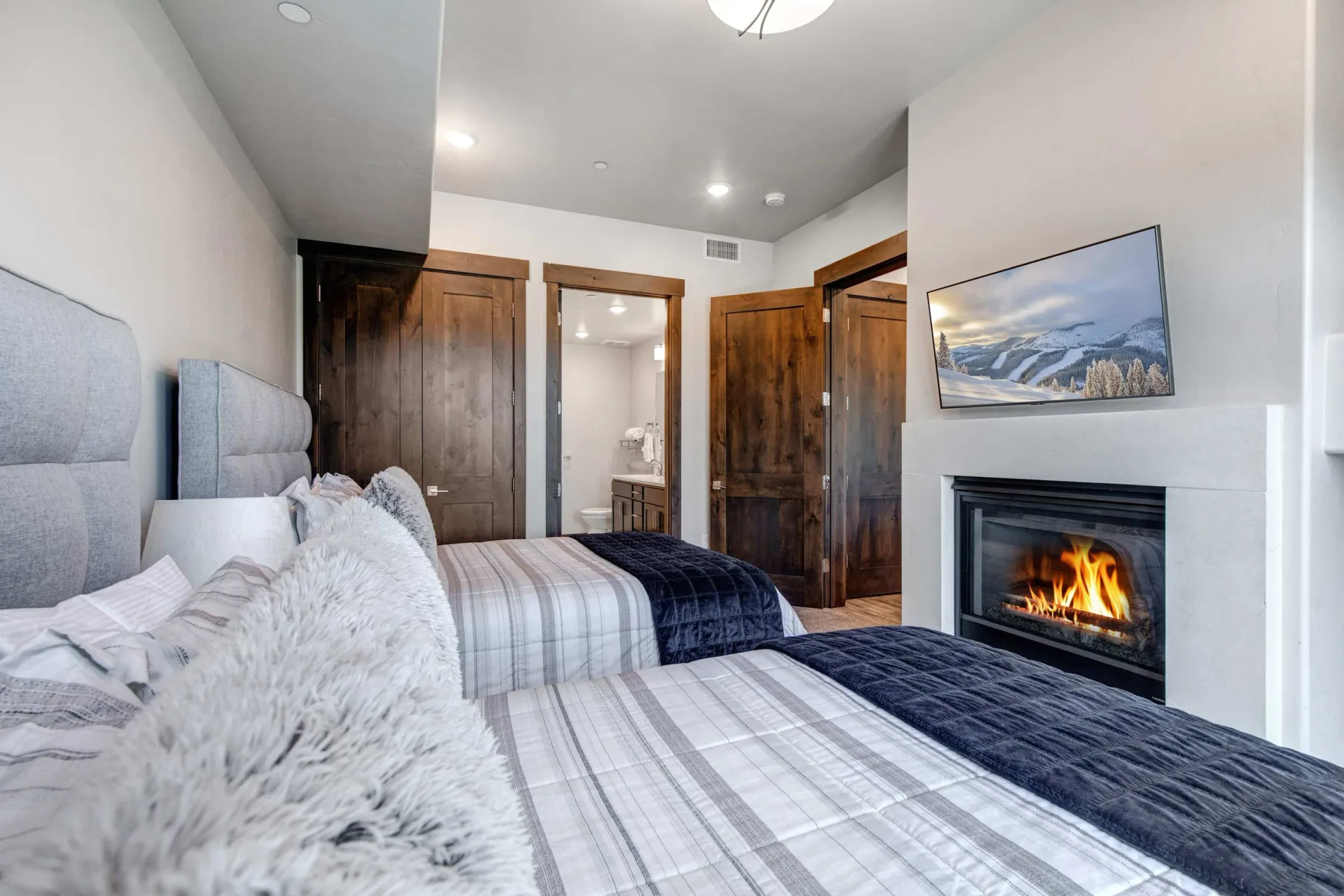 Un dormitorio con dos camas y una chimenea.