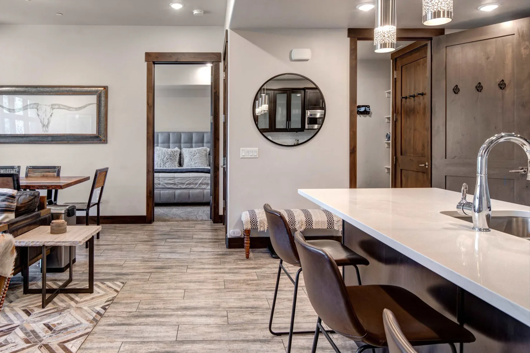 Una cocina y comedor de concepto abierto, con una isla larga y asientos cercanos.