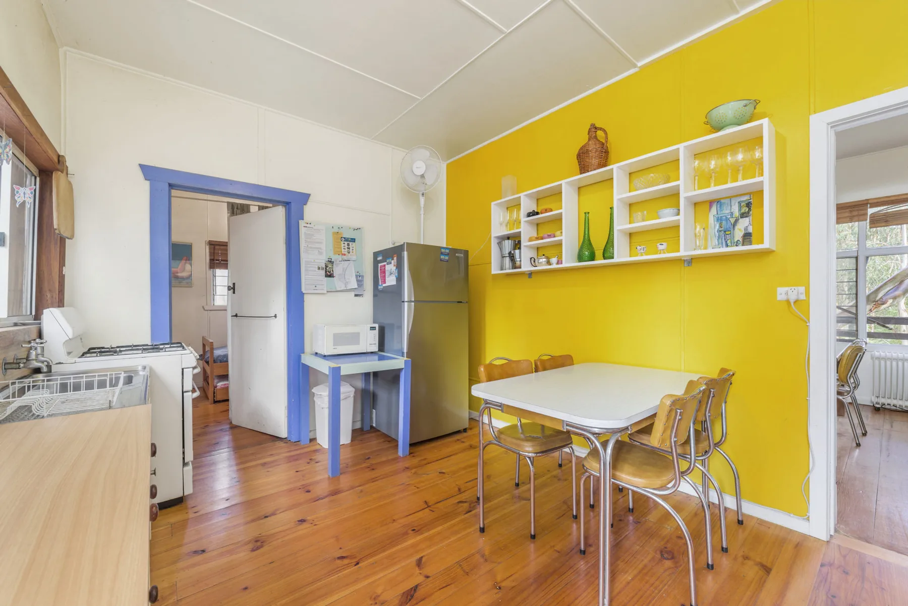 Una cocina luminosa con una mesa junto a las paredes amarillas.