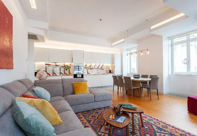 Una sala-comedor de concepto abierto con zona de estar y cocina.