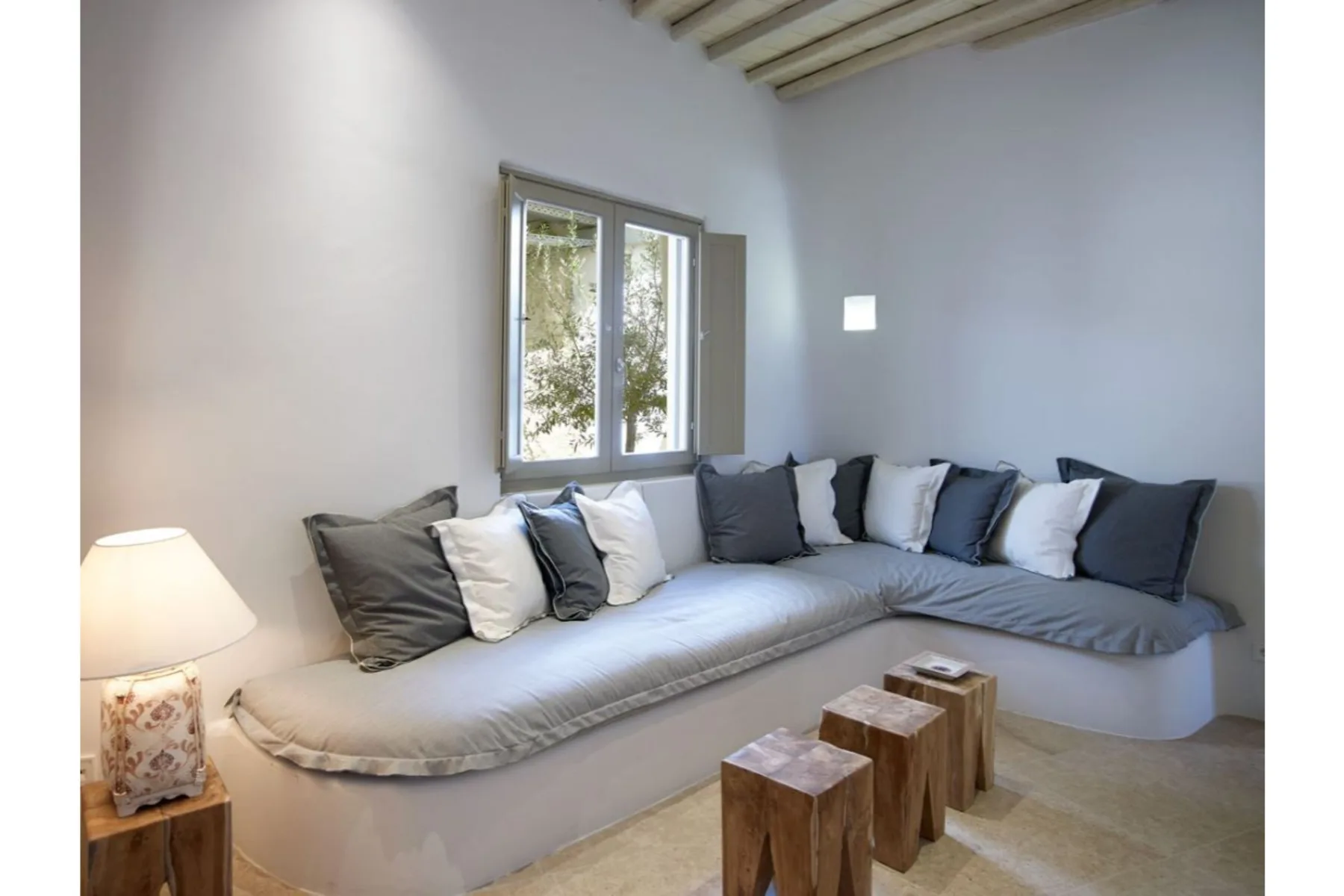 Una sala luminosa con asientos integrados debajo de una ventana.