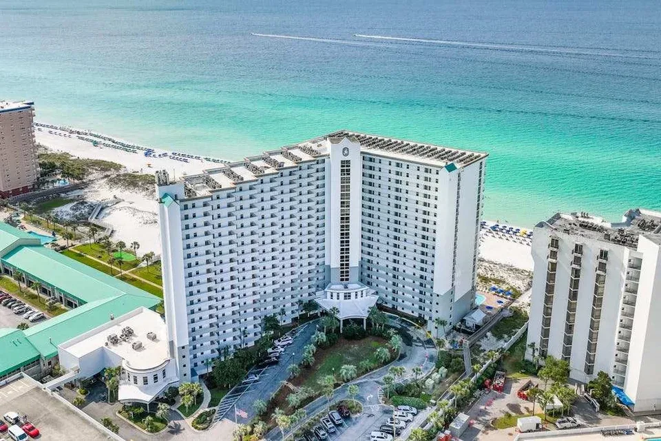 Zona común: Vista aérea de un hotel junto a la playa y aguas turquesas.