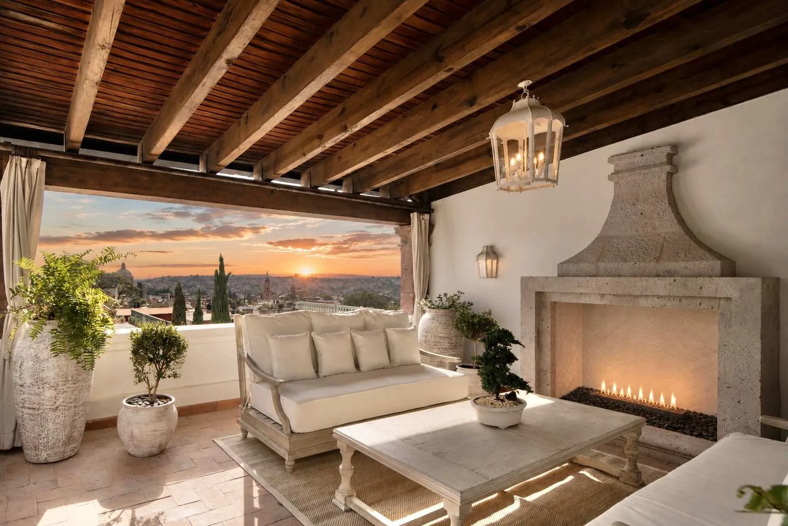 Una sala de estar con chimenea, asientos y vistas al atardecer.