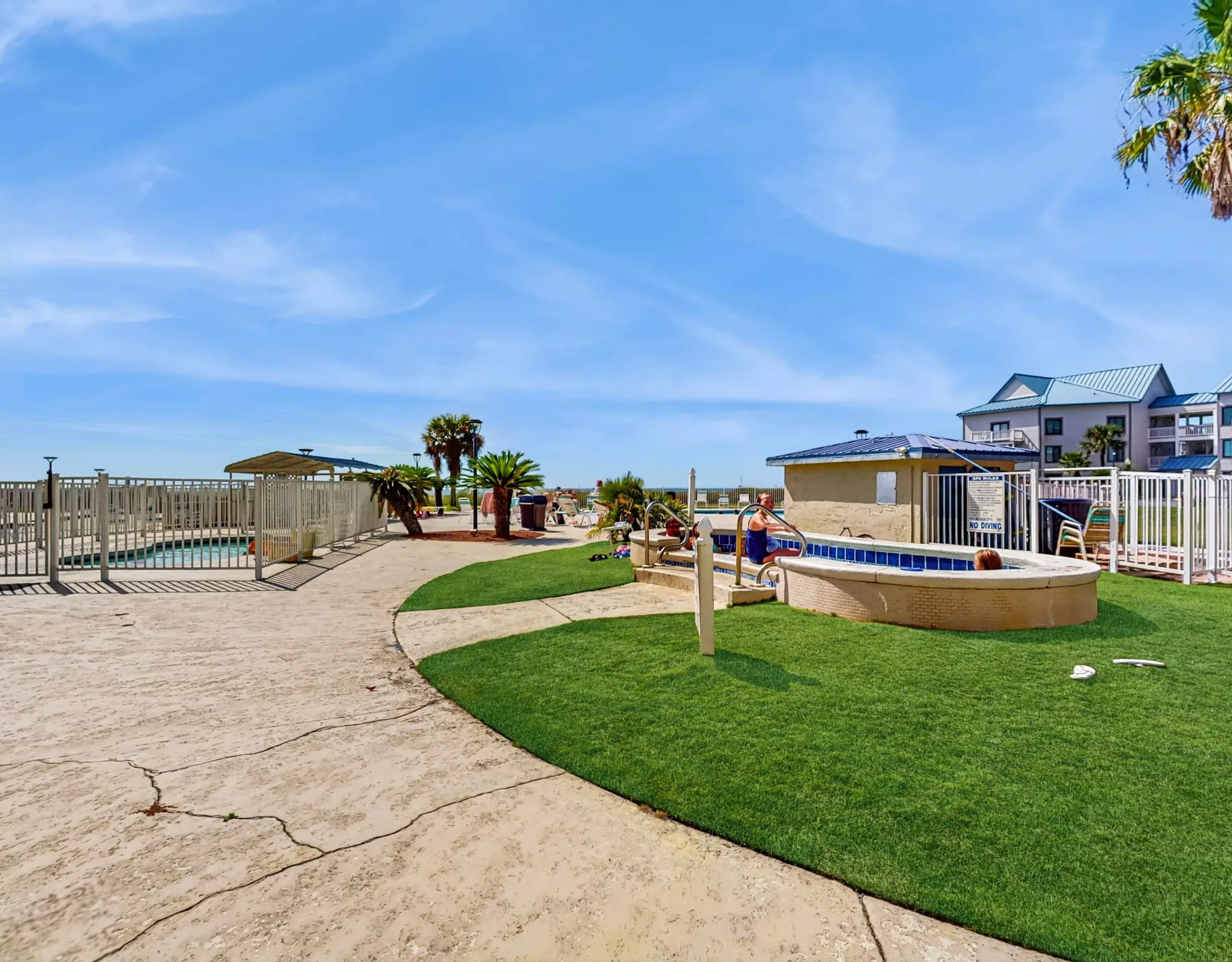 Zona común: Una zona de piscina al aire libre con una piscina cercada y un pequeño césped.