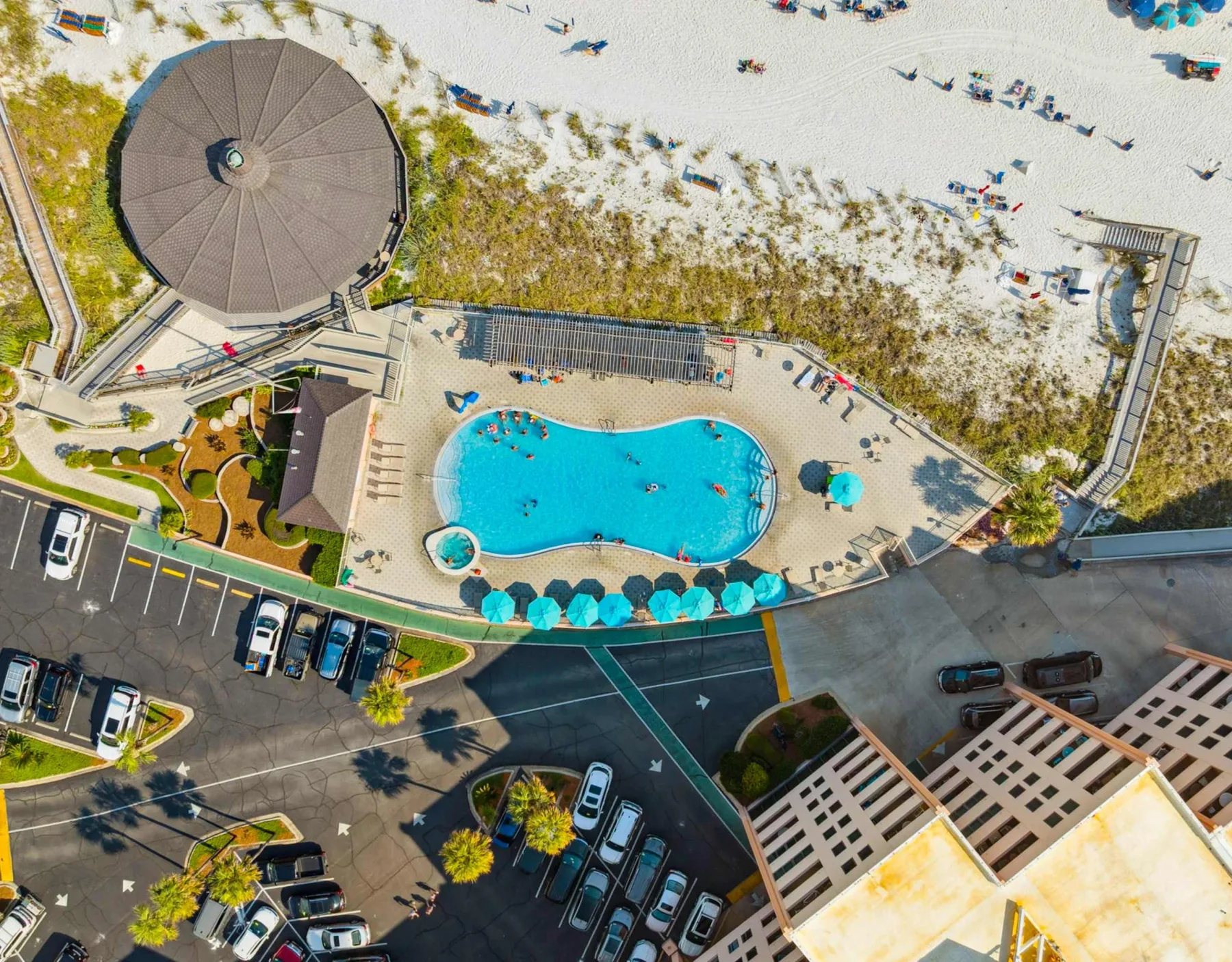 Zona común: Vista aérea de una piscina al aire libre junto a una playa de arena.