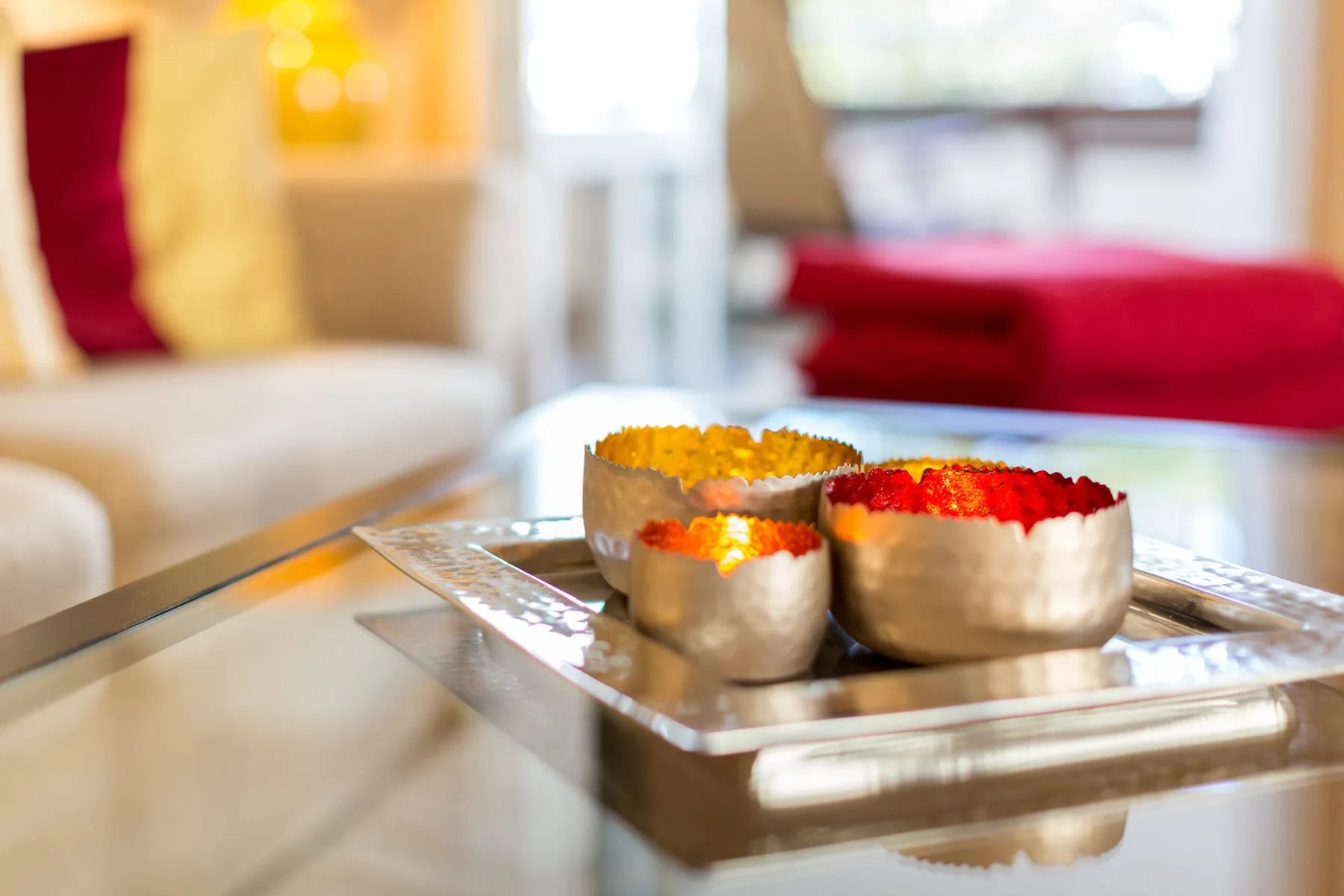 Una zona de estar con cuencos decorativos de colores sobre una bandeja.