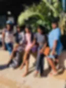 Espacio representativo del hotel: Un grupo de personas se reúne al aire libre entre vegetación.