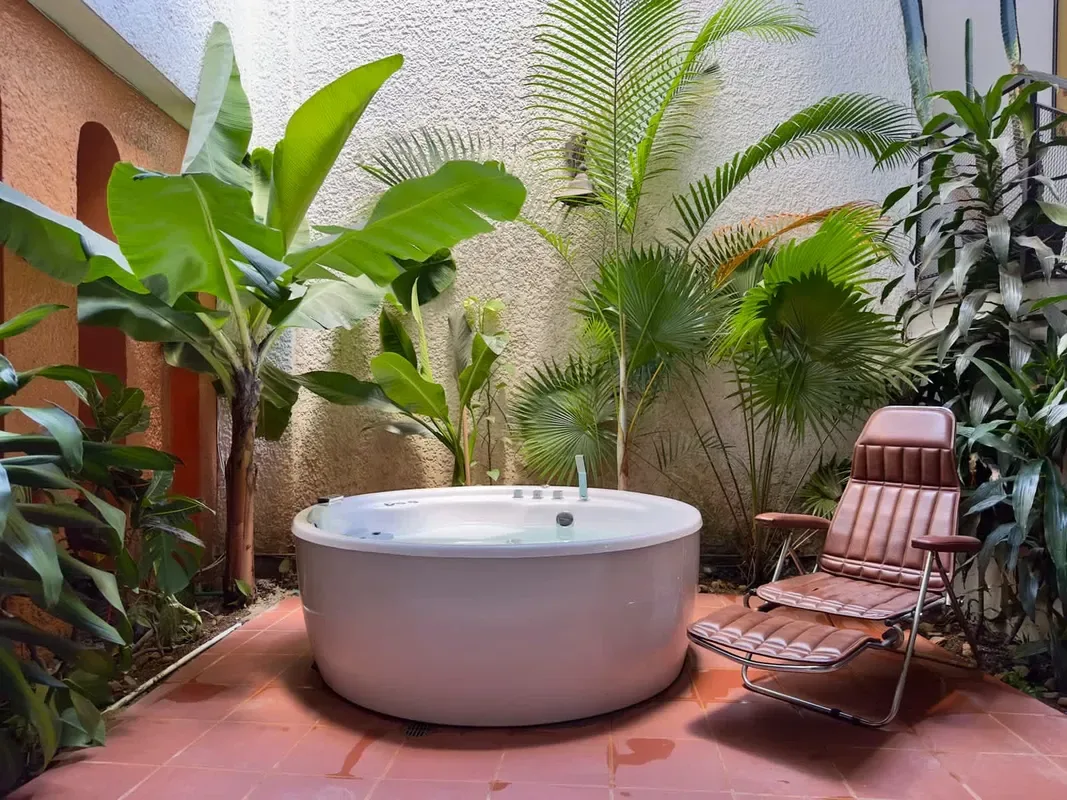 Bright Colonial 5BR House with Balcony