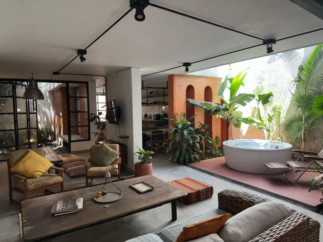 Bright Colonial 5BR House with Balcony
