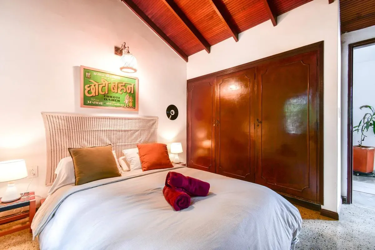 Bright Colonial 5BR House with Balcony