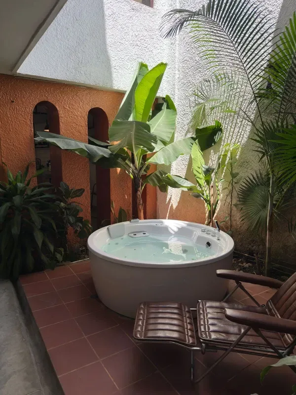 Bright Colonial 5BR House with Balcony