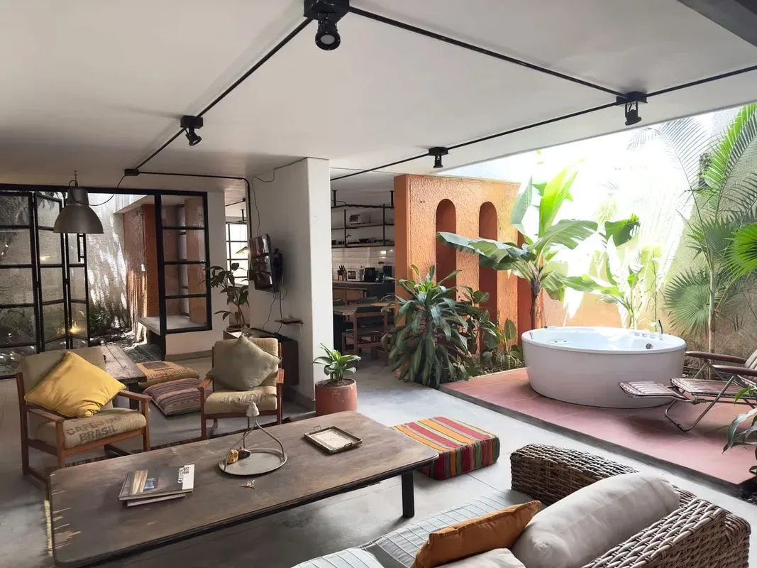 Bright Colonial 5BR House with Balcony