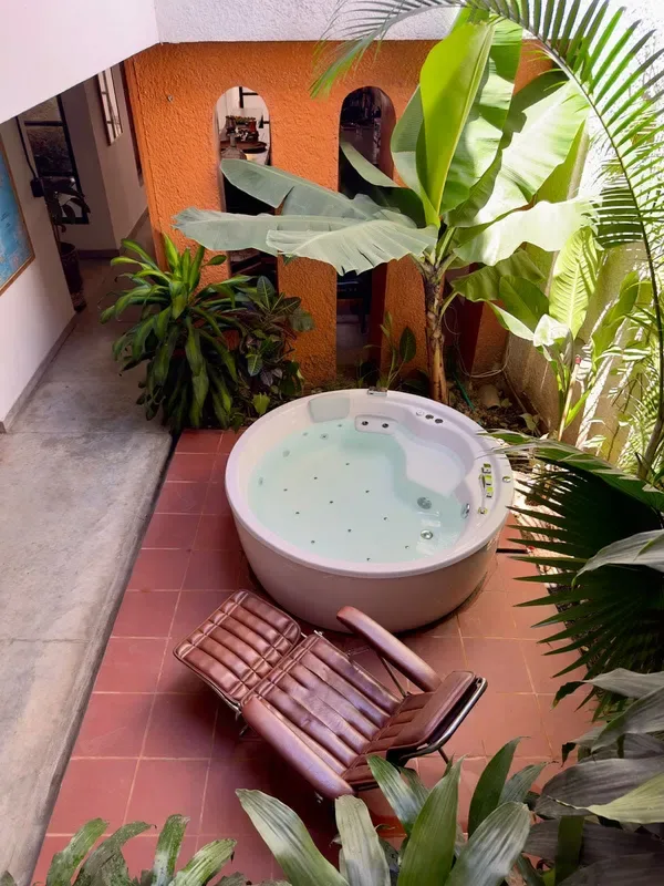 Bright Colonial 5BR House with Balcony