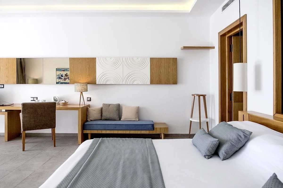 Espacio representativo del hotel: Un dormitorio moderno de hotel con cama, escritorio y zona de estar.