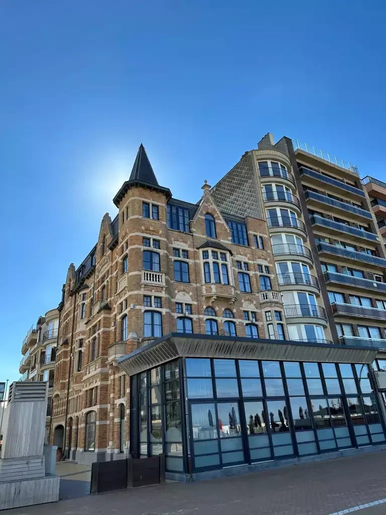 Espacio representativo del hotel: Un gran edificio urbano combina arquitectura de ladrillo con una planta baja acristalada.