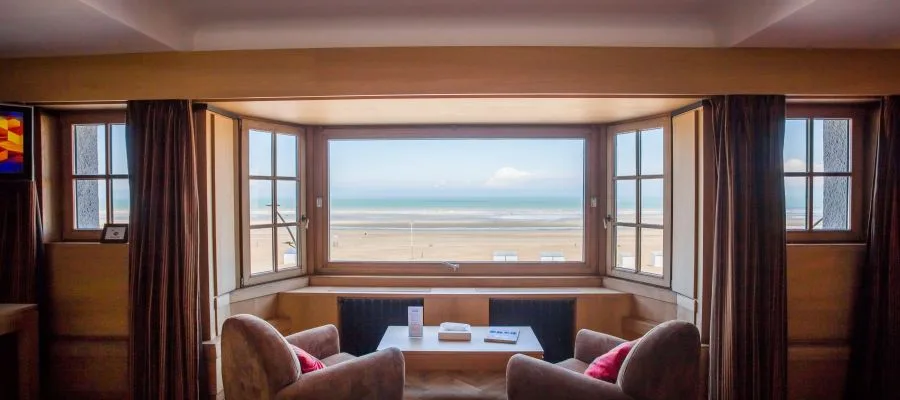 Espacio representativo del hotel: Una zona de estar del hotel tiene vistas a la playa desde un amplio ventanal.