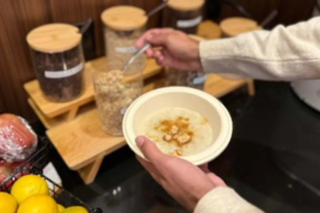 Espacio representativo del hotel: Un bufé de desayuno con dispensadores de cereal y un tazón de cereal servido.
