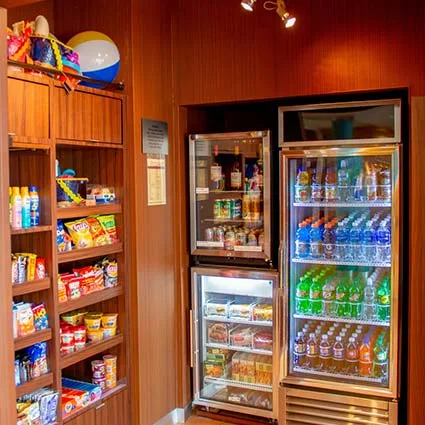 Espacio representativo del hotel: Una pequeña tienda exhibe snacks y bebidas en refrigeradores.
