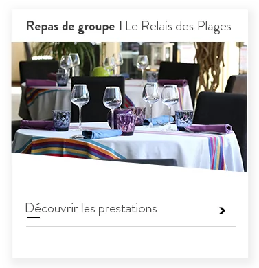 Espacio representativo del hotel: Una mesa de comedor está preparada con cristalería y mantelería colorida.