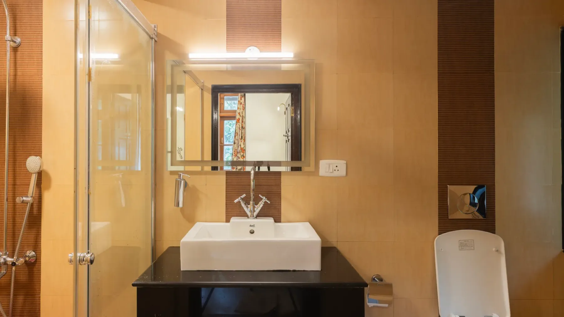 Un baño con lavabo, espejo, ducha y urinario de pared.