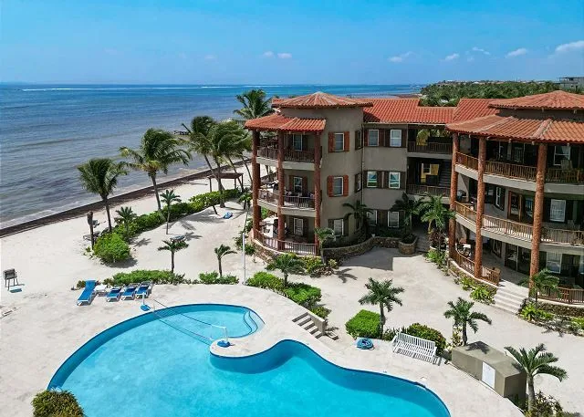 Zona común: Edificios junto a la costa, una piscina y la playa.