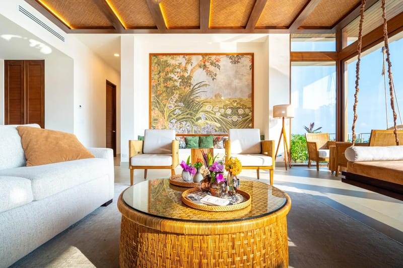 Casa Bella Vina · 7. Esta sala cuenta con un techo tejido con vigas de madera, abundante luz natural que entra por amplios ventanales y vistas al paisaje tropical.