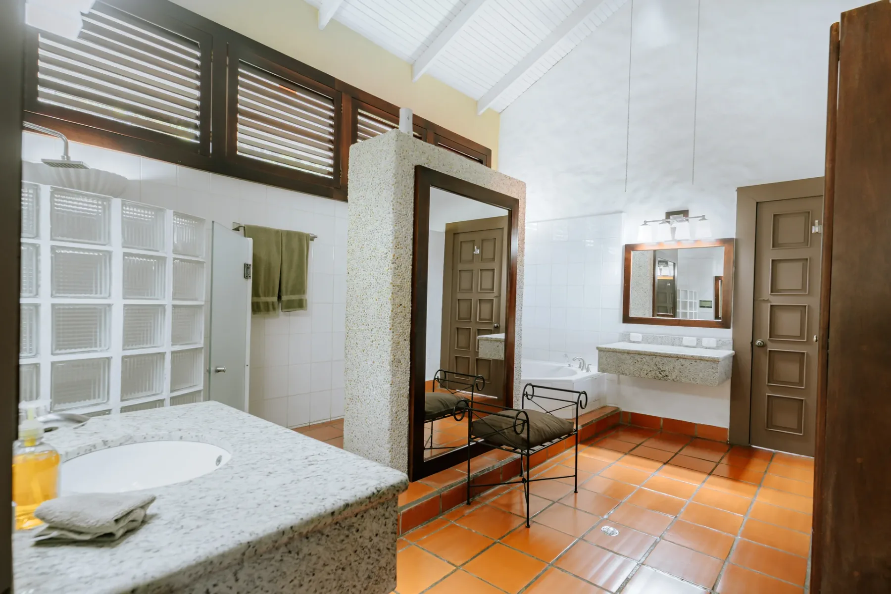 Villa Pelicano · 17. Baño de la suite principal