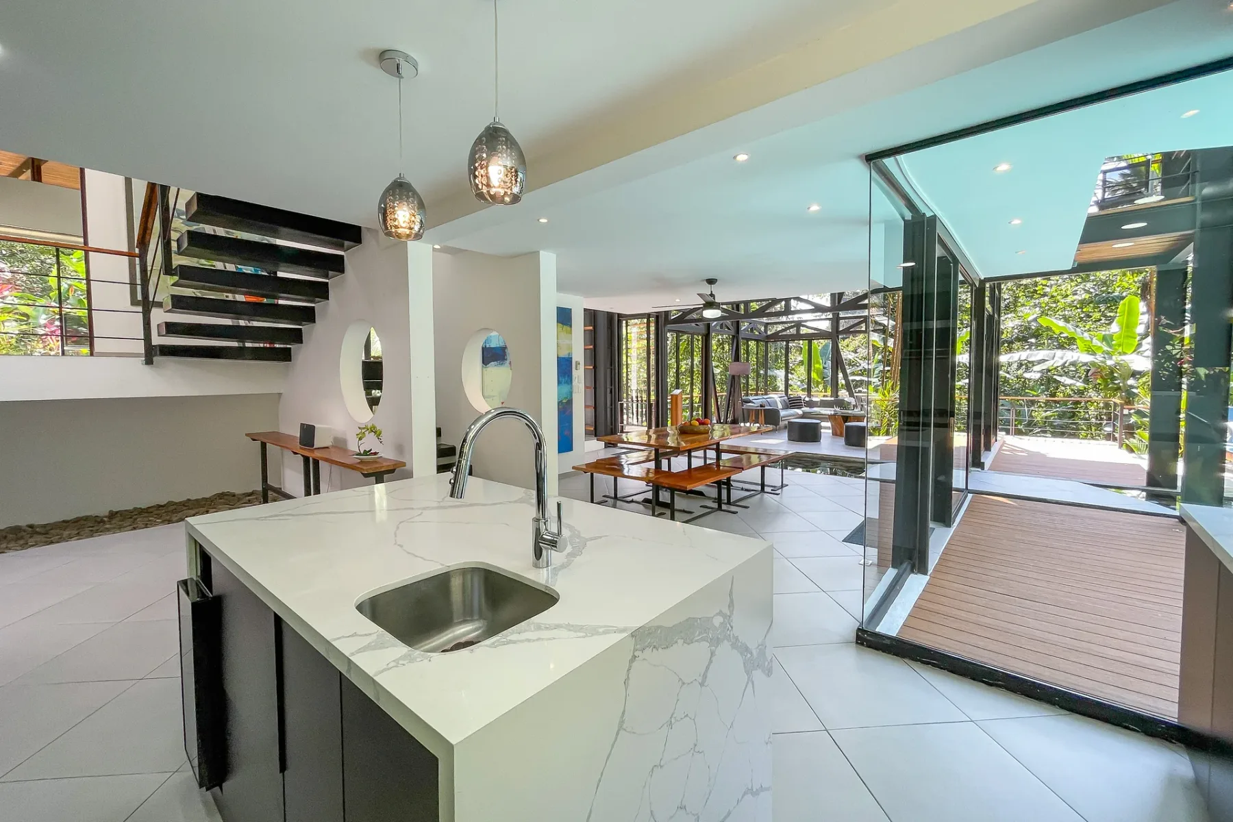 Una cocina y comedor de planta abierta con una isla grande y puertas corredizas de vidrio.