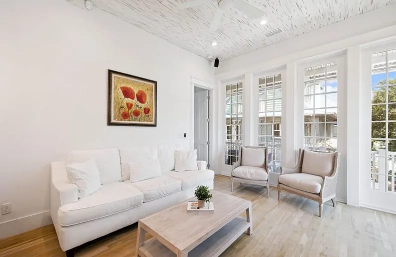Spacious Living Area - Offering Ample Seating!