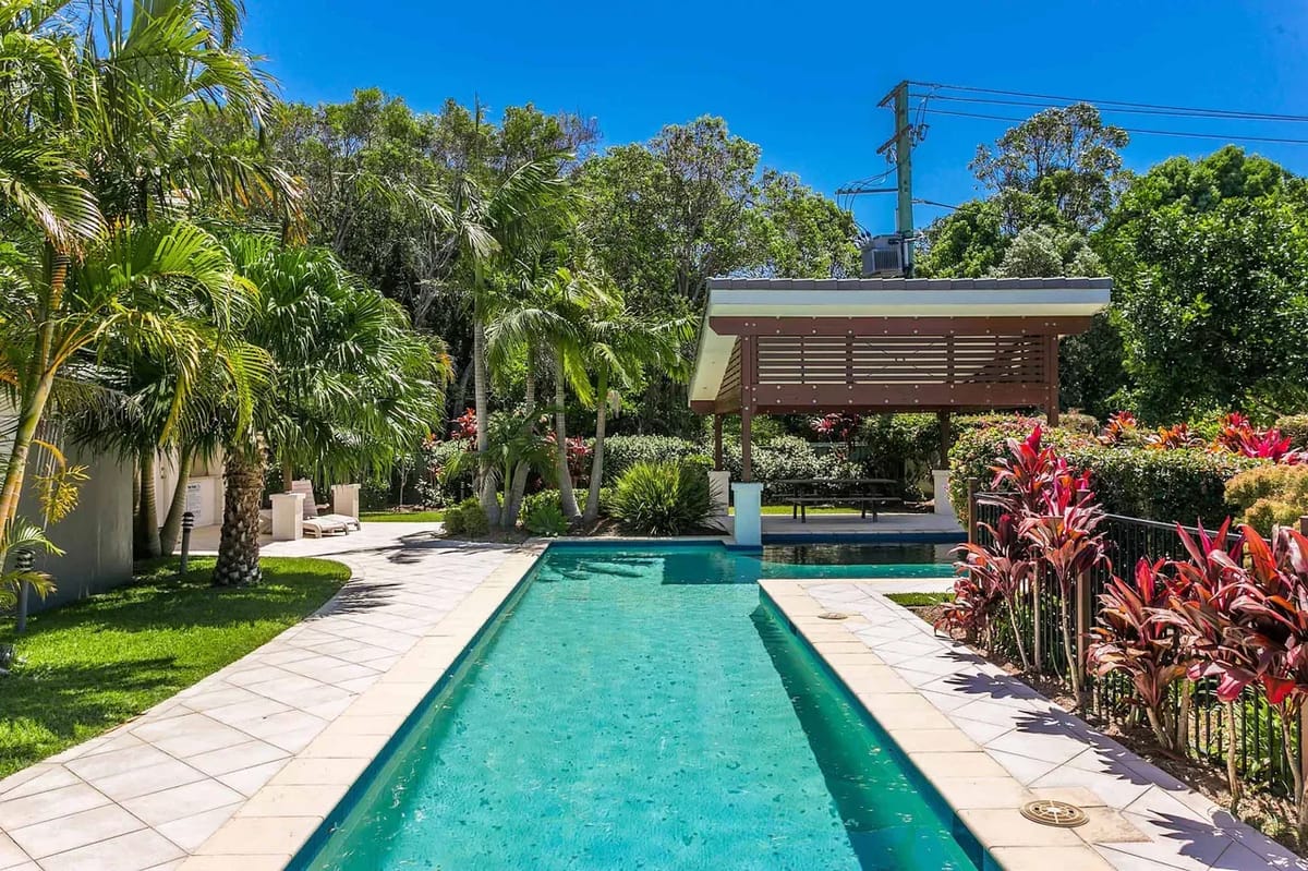 Drift – 3 BR home near town & beach with pool