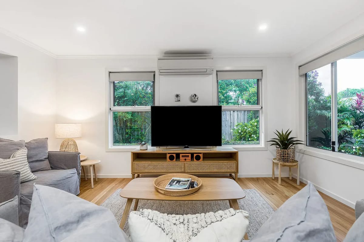 Drift – 3 BR home near town & beach with pool