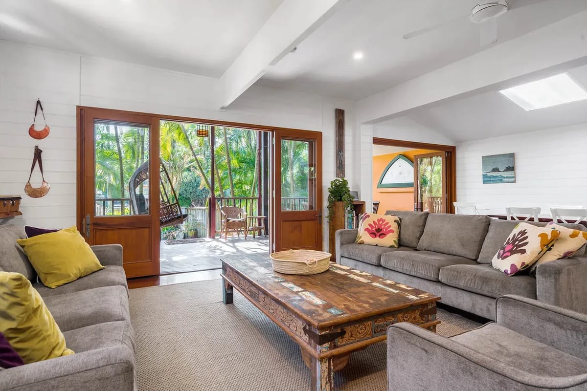 Longhouse – spacious 4 BR Belongil Beach retreat
