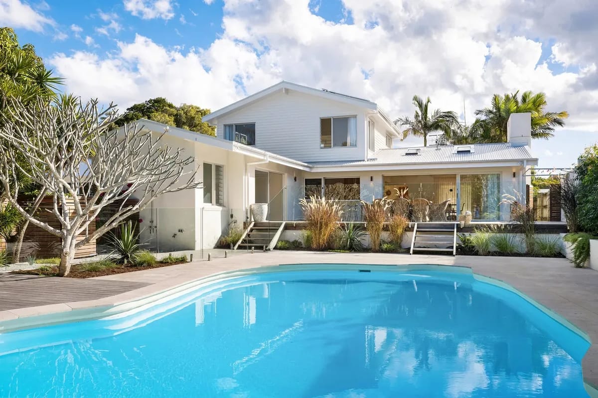 Kirra Beach House – relax in pool & sauna