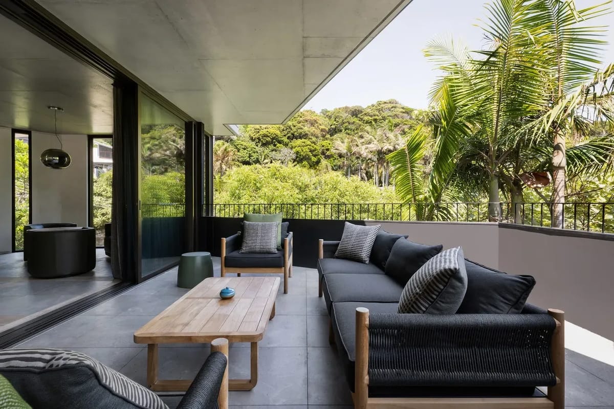 Moonrise – 4 BR designer home above Wategos Beach