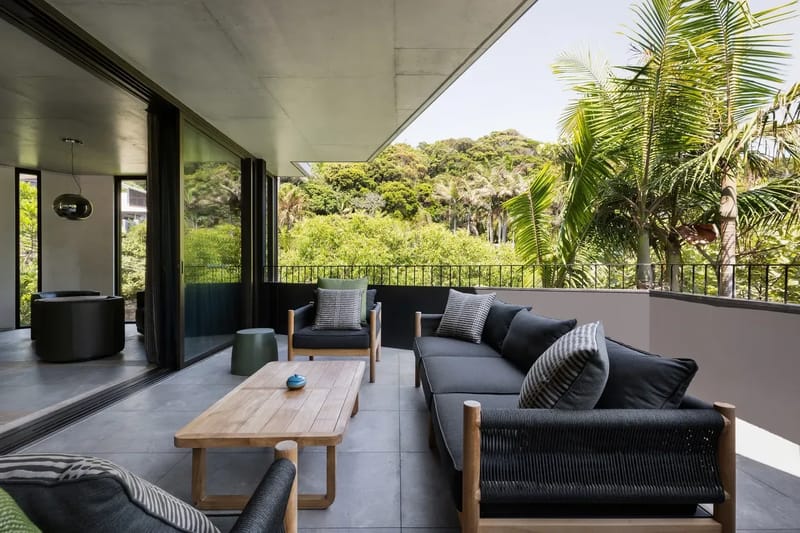 Moonrise – 4 BR designer home above Wategos Beach