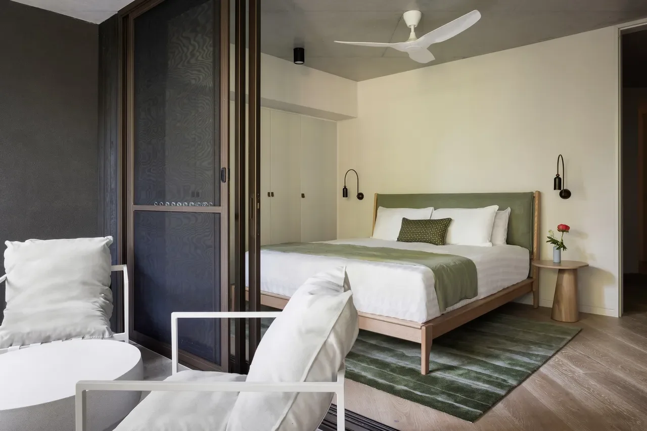 Moonrise – 4 BR designer home above Wategos Beach