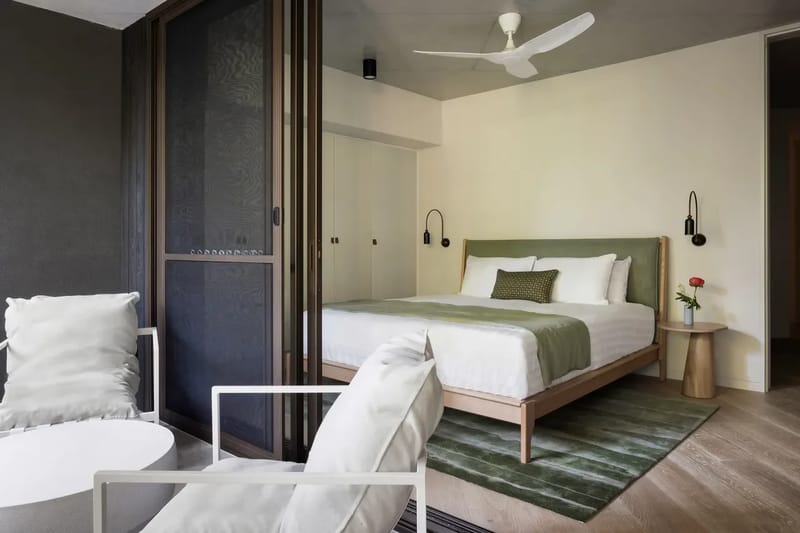 Moonrise – 4 BR designer home above Wategos Beach