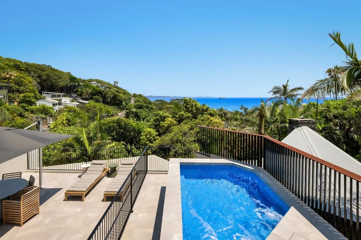 Moonrise – 4 BR designer home above Wategos Beach