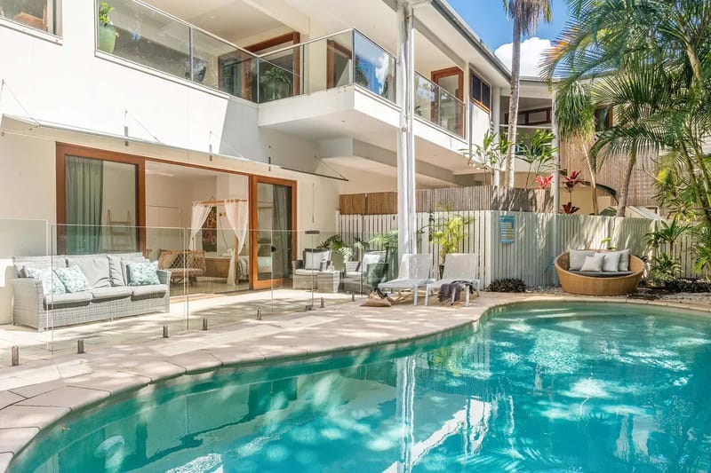 Beachcomber Blue – beachfront villa with pool