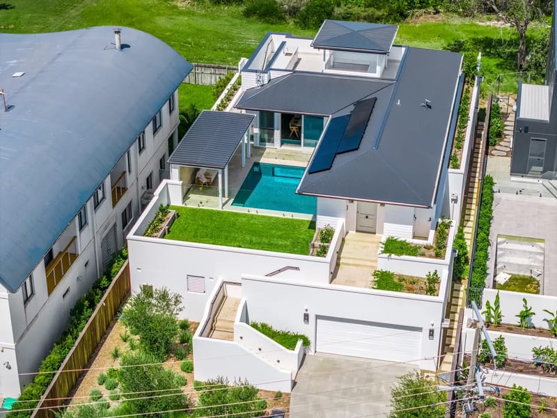 Aquarium House – with direct beach access & pool