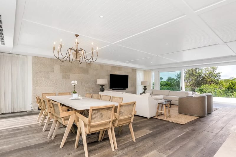 Aquarium House – with direct beach access & pool