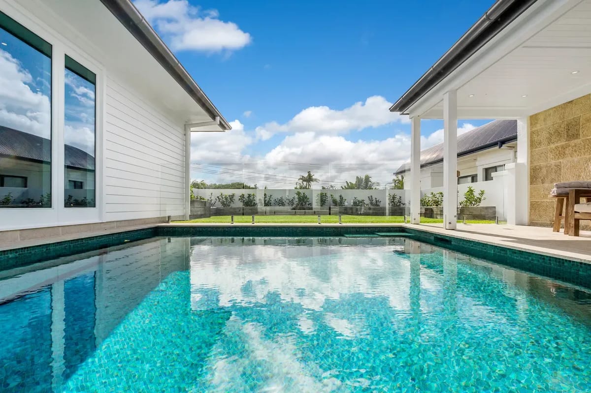 Aquarium House – with direct beach access & pool